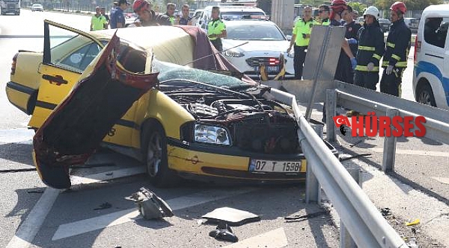 Bariyerlere çarpan taksinin şoförü öldü, yakınları gözyaşı döktü