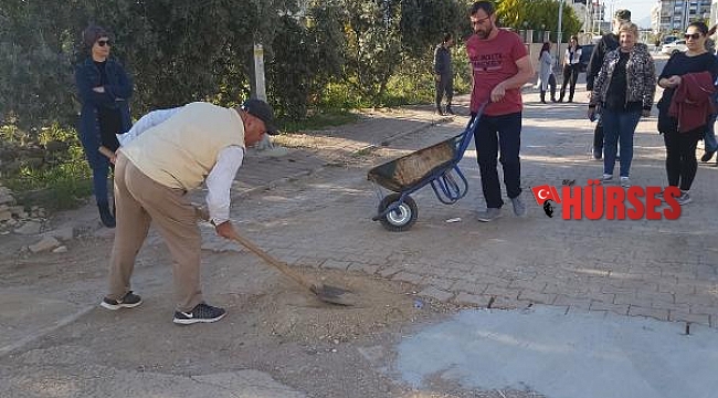 Döşemealtı'nda site sakinlerinden kazma kürekli yol eylemi