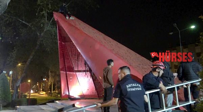'Eğlence olsun' diye çıktığı anıtta mahsur kaldı