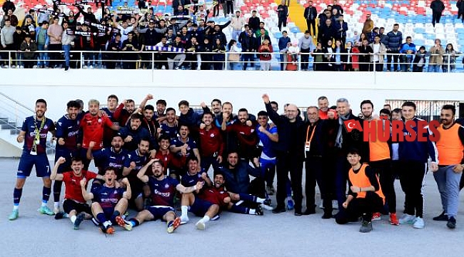 Futbolcular ligden düşmemeyi kutladılar