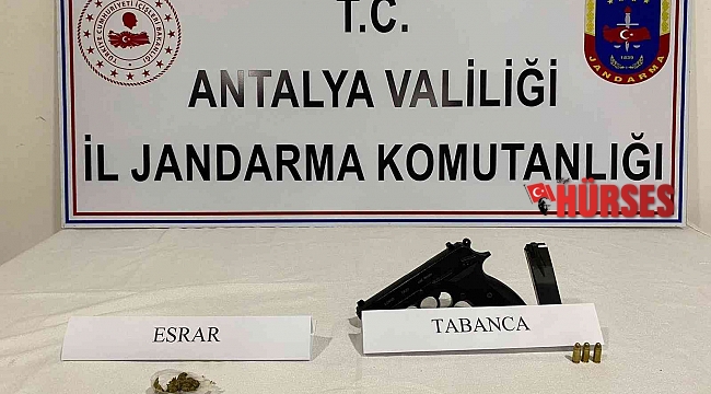 Jandarma tehdit olayı için gittiği evde uyuşturucu ve silah buldu
