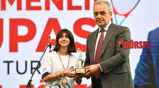 Kadın tenisçi rakip tanımadı