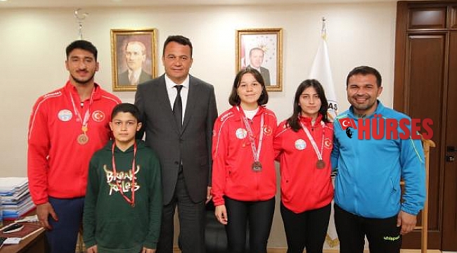 Kaş Belediye Başkanı Ulutaş'a güreşçilerden ziyaret