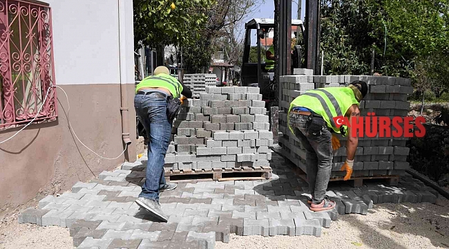 Konyaaltı'nda iş makinalarının giremediği sokaklara parke taşı