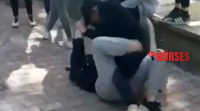 Liselilerin saç saça baş başa kavgasını çekirdek yiyerek izlediler 