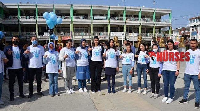 Mavi balonlar otizme farkındalık için havalandı
