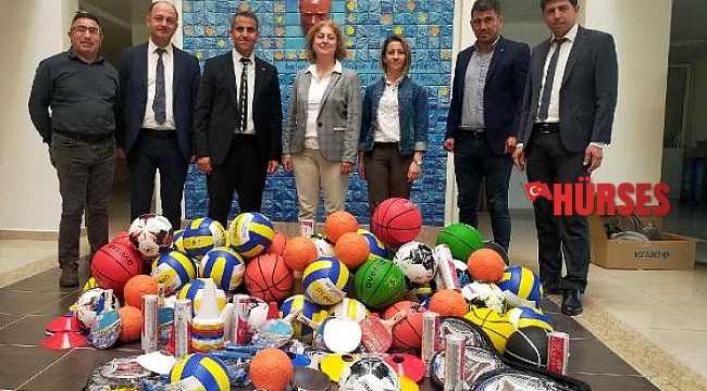 Öğrenciler için spor malzemesi dağıtıldı