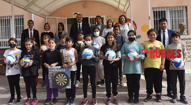 Öğrencilere spor malzemesi