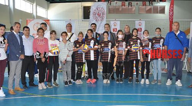 Öğrencilere spor malzemesi desteği