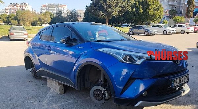 Park halindeki otomobilin lastiklerini jantlarıyla birlikte çaldılar