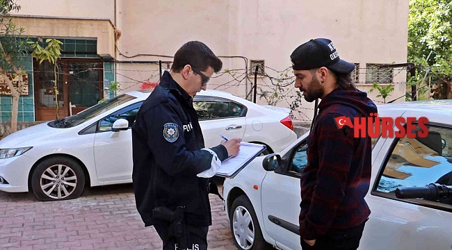 Park halindeki otomobillerin lastiklerini bıçakla patlatıp kaçtılar
