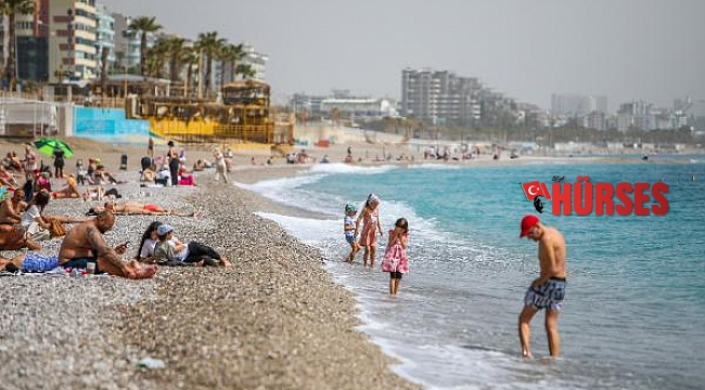 Sahilin tadını turistler çıkardı