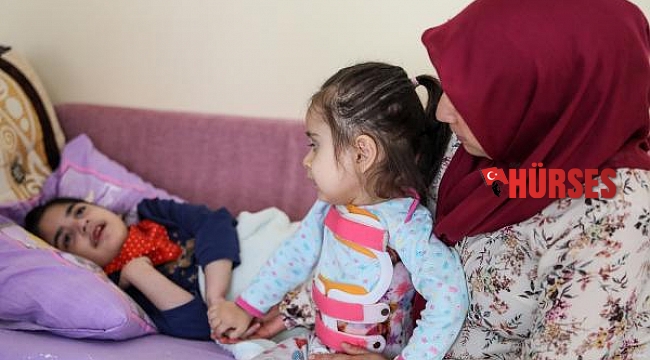 SMA'lı Hümeyra, kilo almaması için çok sevdiği çikolatadan bir parça yiyebiliyor
