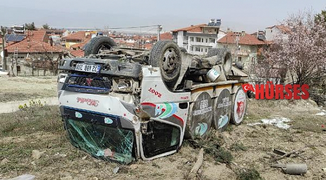 Süt tankerli kamyonet şarampole devrildi