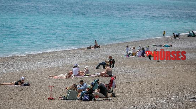 Turistler sıcak havayı sahilde değerlendirdi