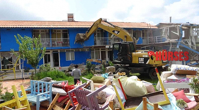 Turizm bölgesinde sit alanında bulunan otel belediye tarafından yıkıldı