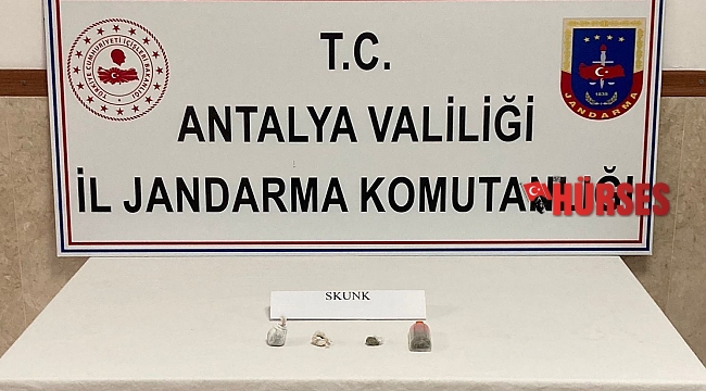 Üzerlerinde uyuşturucu madde bulunduran 4 kişi yakalandı