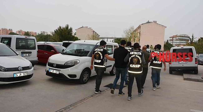 Yabancı uyruklu şahısların aracını "polis" diye durdurup, eşyalarını yağmaladılar
