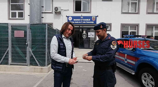 Yolda bulduğu 300 doları jandarmaya teslim etti