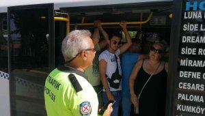 Ağzına kadar turist dolu minibüs polise yakalandı, araç 15 gün trafikten men edildi