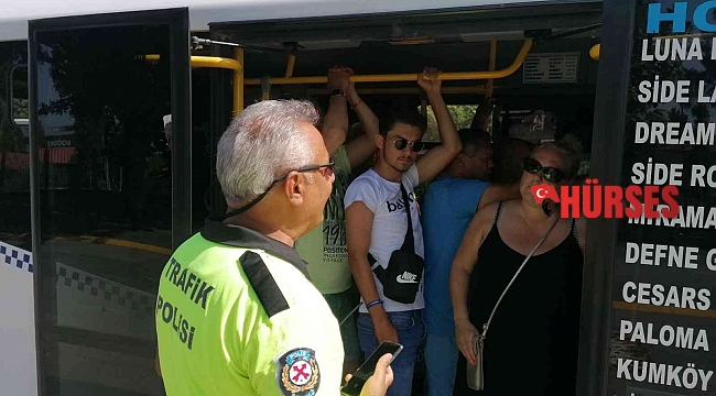 Ağzına kadar turist dolu minibüs polise yakalandı, araç 15 gün trafikten men edildi