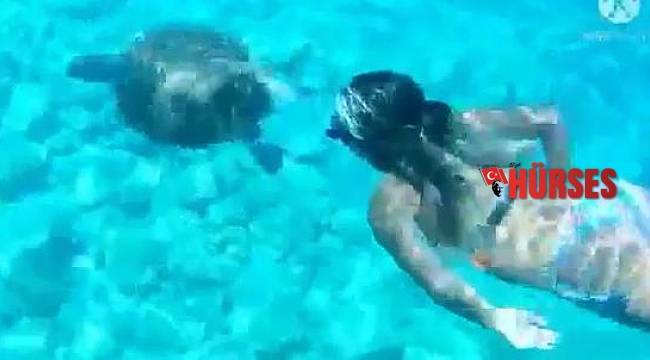 Anne ve kızı caretta caretta ile yüzdü, baba o anları görüntüledi