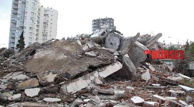 Antalya'da 14 katlı iki bina 40 metre uzaktaki iş makinası tarafından kağıt gibi yıkıldı