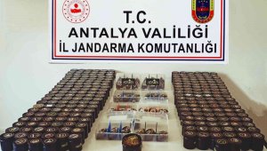 Antalya'da 268 paket kaçak nargile tütünü ele geçirildi