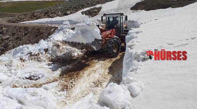 Antalya'da kardan kapanan yayla yolları açılıyor