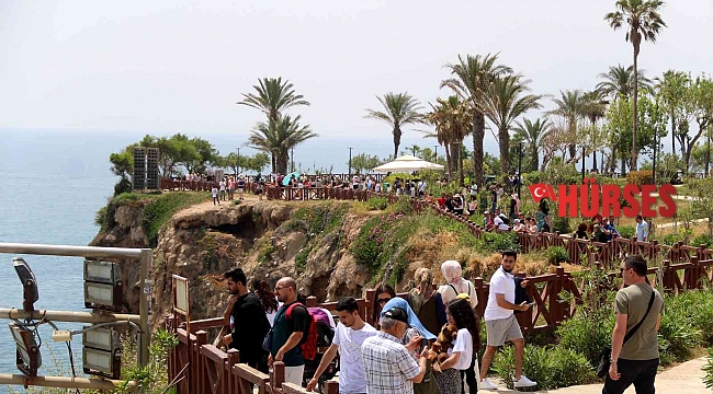 Antalya'nın dünyaca ünlü Düden Şelalesi'nde Ramazan Bayramı yoğunluğu
