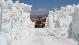 Antalya'nın yaylalarında inanılmaz karla mücadele çalışması