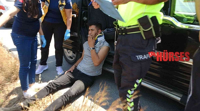 Aracın içine sıkışan arkadaşının kurtarılışını yaralı halde sigara yakarak izledi