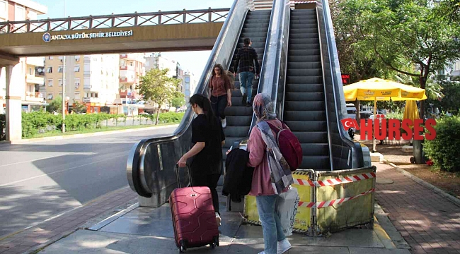 Demir kapakları çalınan yürüyen merdiven vatandaşa eziyet oldu