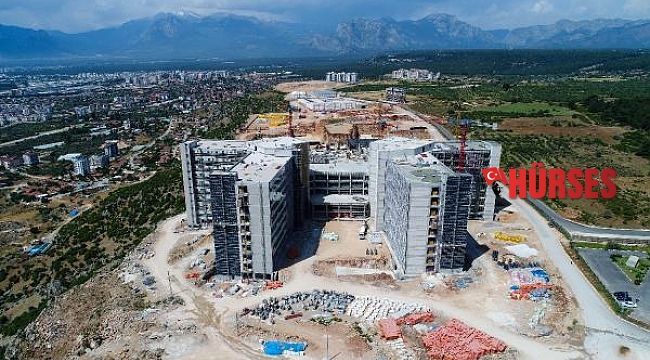 Deniz manzaralı şehir hastanesi yükseliyor