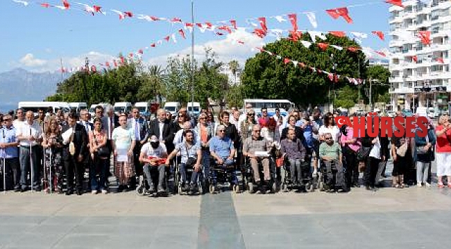 Engelliler haklarını meydanda haykırdı