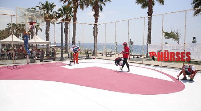 Genç gönüllüler basketbol sahalarını boyadı