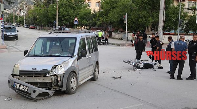 Hafif ticari araçla çarpışan motosikletin sürücüsü Fırat, kurtarılamadı