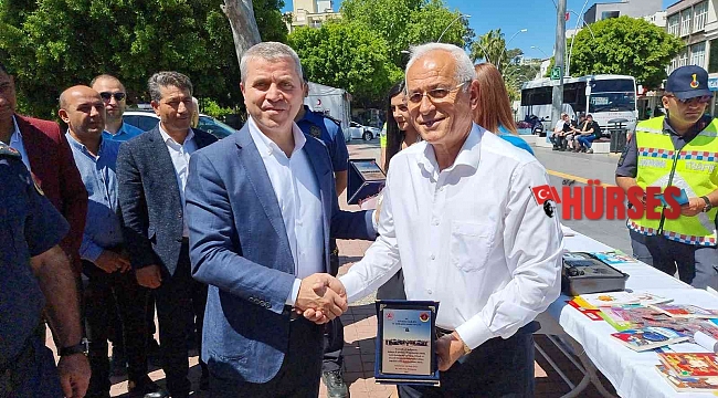 Karayolu Trafik Güvenliği Günü'nde 3 araç sürücüsüne çiçek ve plaket verildi
