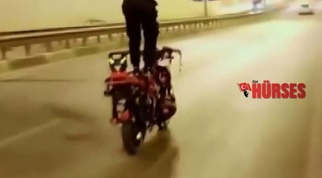 Motosikleti ayakta sürdü; o anlar kamerada