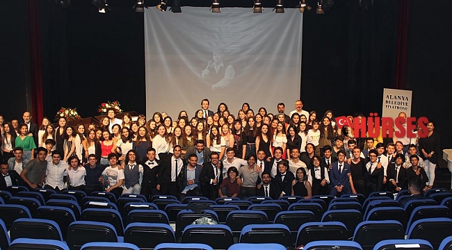 Öğrenciler sınıftan sahneye inerek tiyatro oynayacak