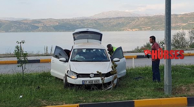 Otomobil refüjdeki direğe çarptı