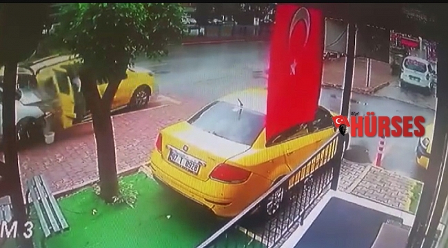 Park halindeki aracını temizleyen taksici ölümden döndü, o anlar kameraya yansıdı