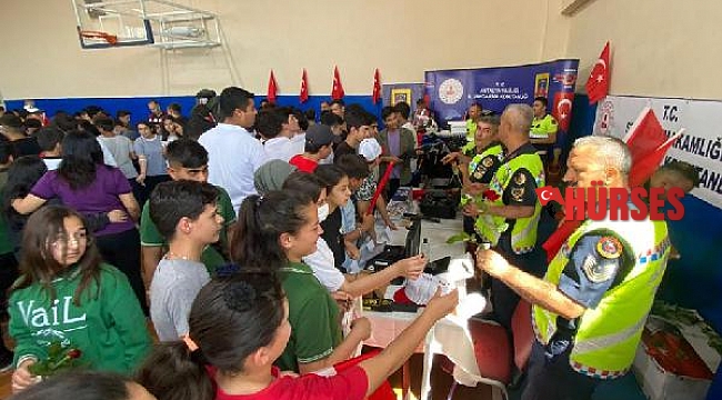 Serik'te 3 bin öğrenciye jandarma tanıtıldı
