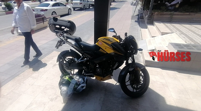 Seyir halinde otomobile temas eden motosiklet, yolda sürüklenip refüje çıktı: 1 yaralı