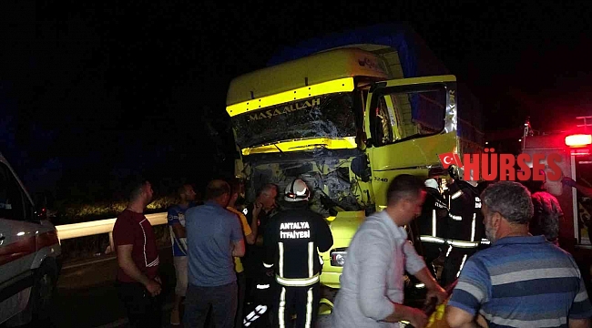 Tıra arkadan çarpan kamyon sürücüsü araç içinde sıkıştı