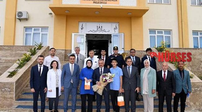 Vali Yazıcı, Finike'de öğrencilerle ve okul müdürleriyle buluştu