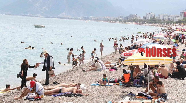 Yaylalarında karla mücadele edilen Antalya'da sahil hınca hınç doldu