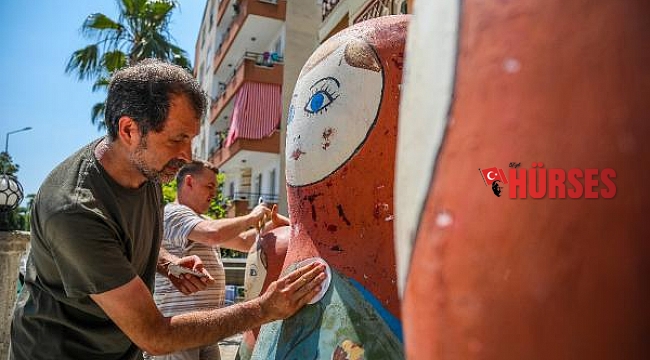 2 Rus sanatçı, zarar verilen matruşka bebekleri onarıyor
