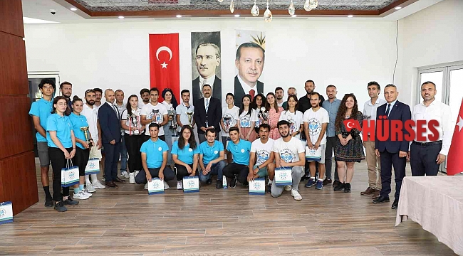 ALKÜ'nün gurur veren öğrencileri Rektör Kalan ile bir araya geldi