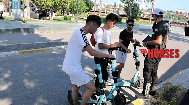 Antalya'da tramvay yolunu ve kaldırımı kullanan scooter kullanıcılarına şok denetim